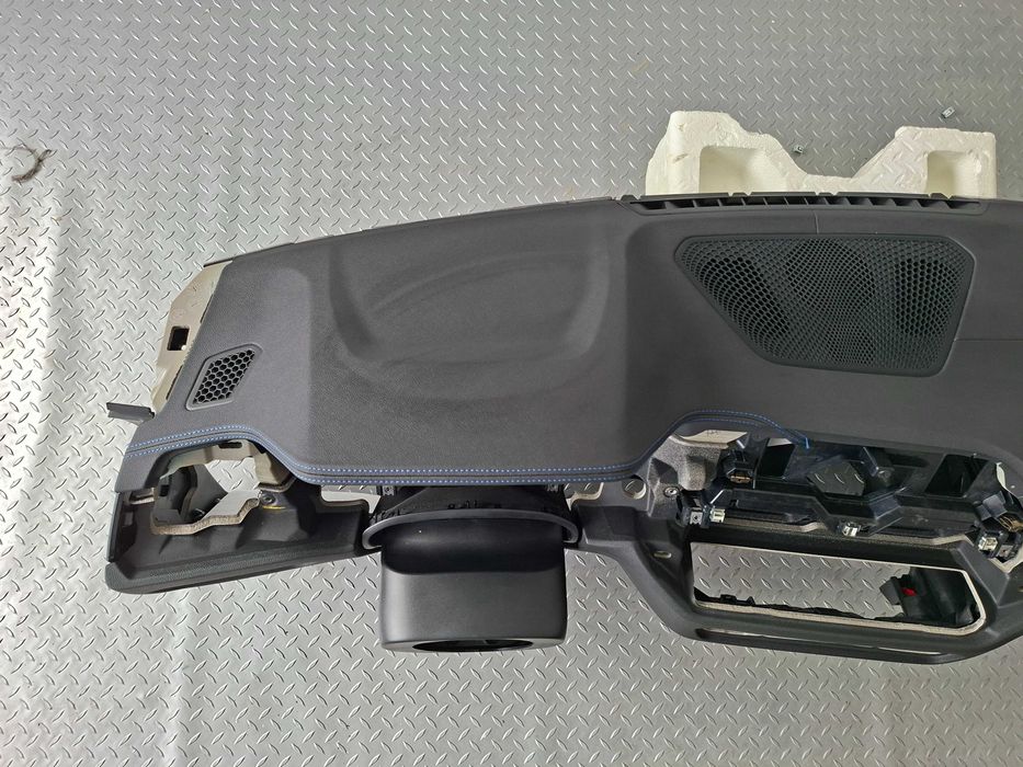 НОВО Оригинално Табло BMW G20 G21 G22 G23 G26 G42 G80 M3 M4 Черно Син Шев без HUD