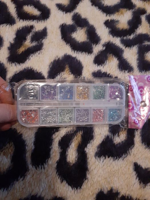 Перламутровые стразы для маникюра