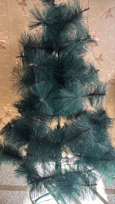 Продаётся ёлка со всеми игрушками, гирляндами и бантики в подарок