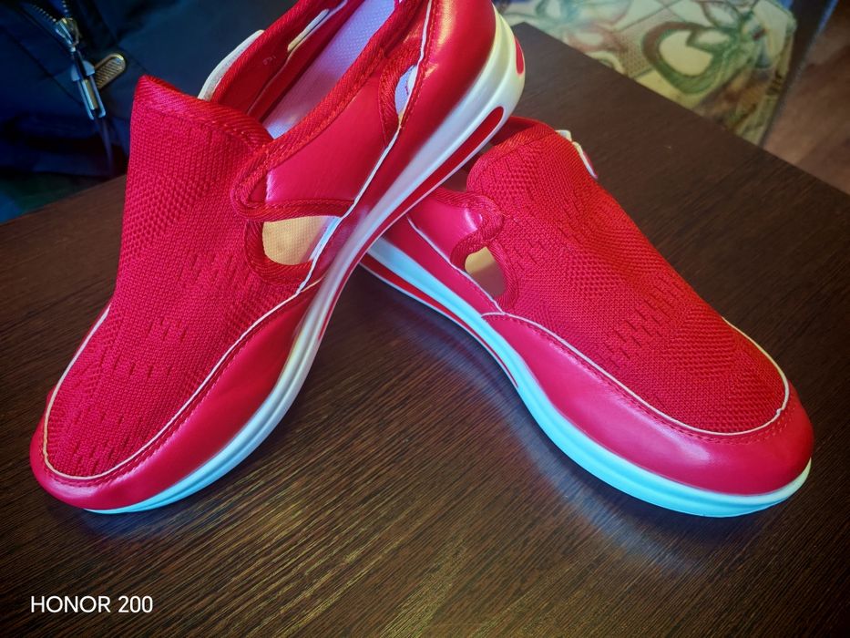 Продам кроссовки