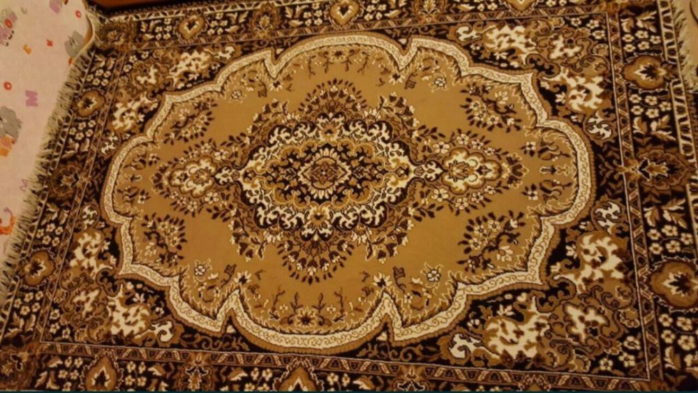 Б/У ковёр, в хорошем состоянии.