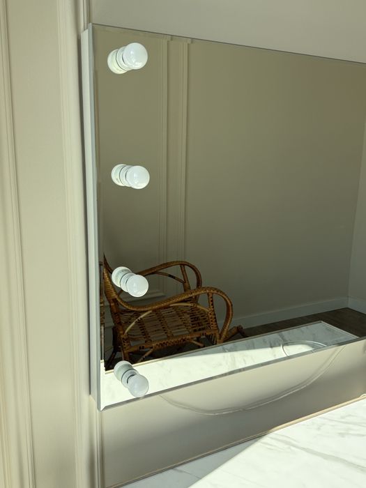 Продаем тумбу с зеркалом