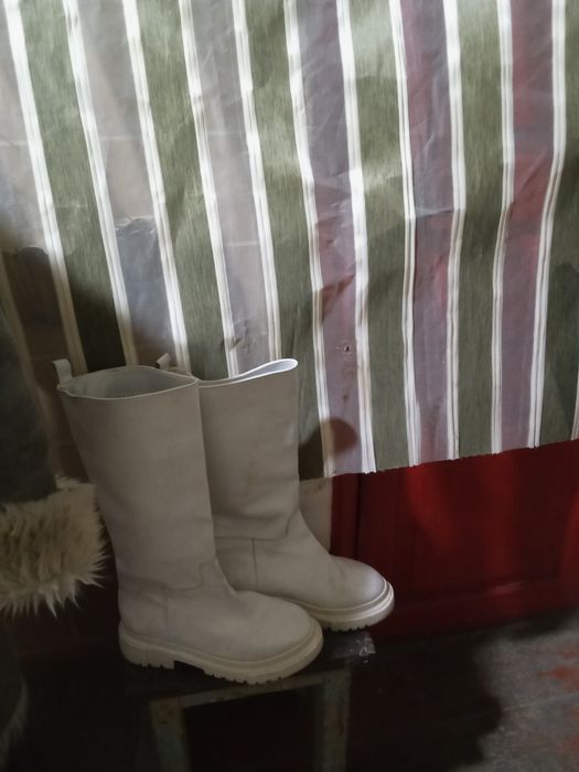 Белые сапоги , кожаные 40 размер бу