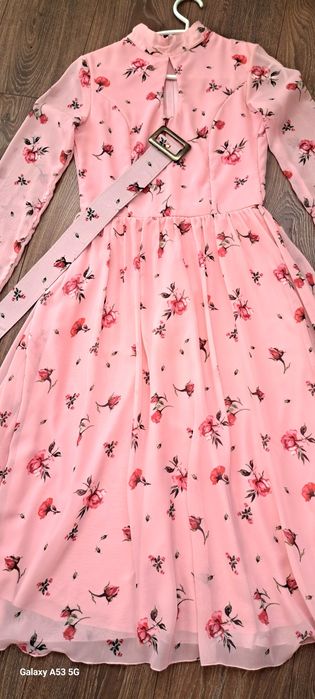 Кокетна рокля с рози