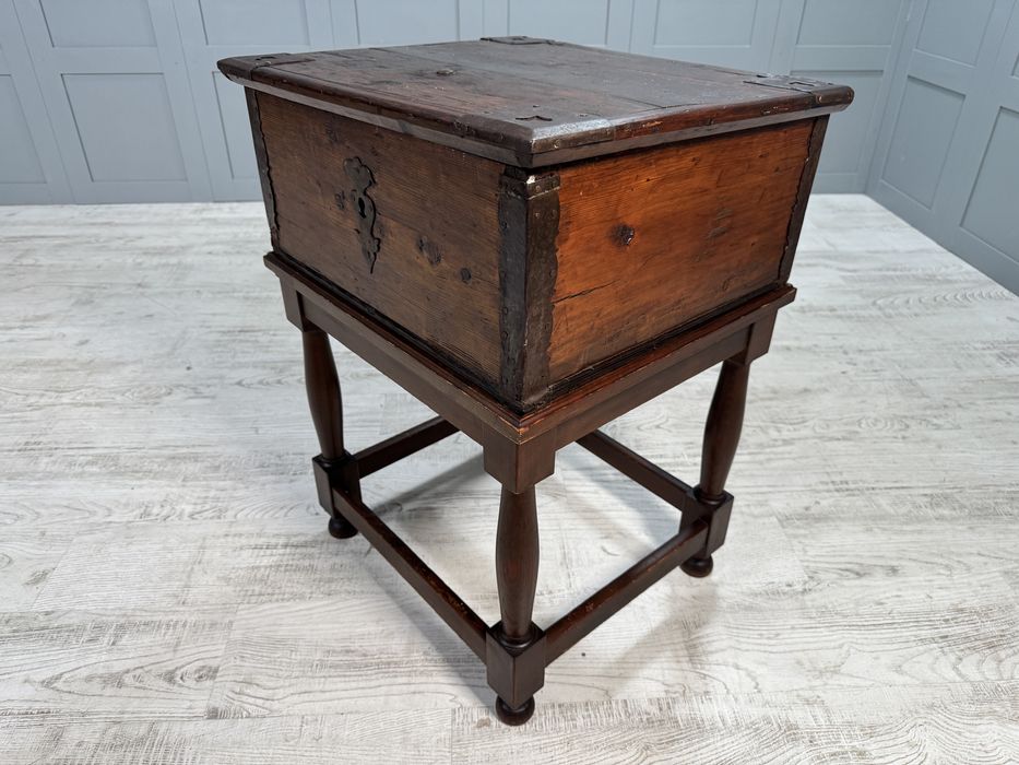 Антикварен шкаф сандък Р241