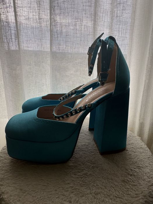 Сатенени токчета на платформа