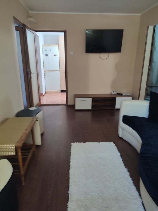 Inchiriez apartament cu 3 camere