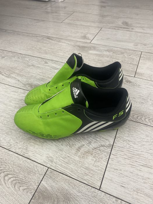Бутсы Adidas продаються