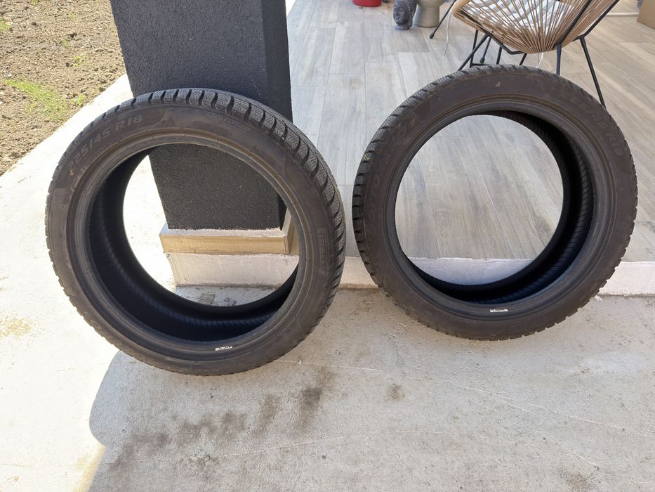 2 anvelope Pirelli Sottozero 3, iarna, 225/45/18, DOT 2025