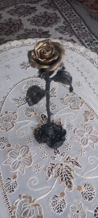 Продам угловой иконостас и розы кованные