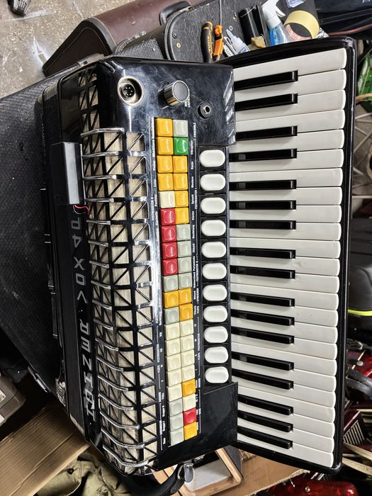 Acordeon Hohner Atlantic IV N deluxe Vox4 cu amplificare 120 basi