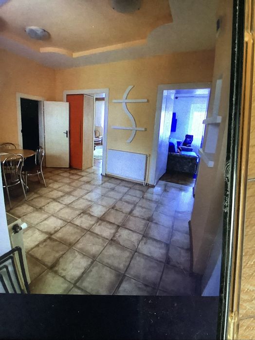 Inchiriez un apartament    central.  cu 2 , camere (piața mare)Titulescu , cu curte
