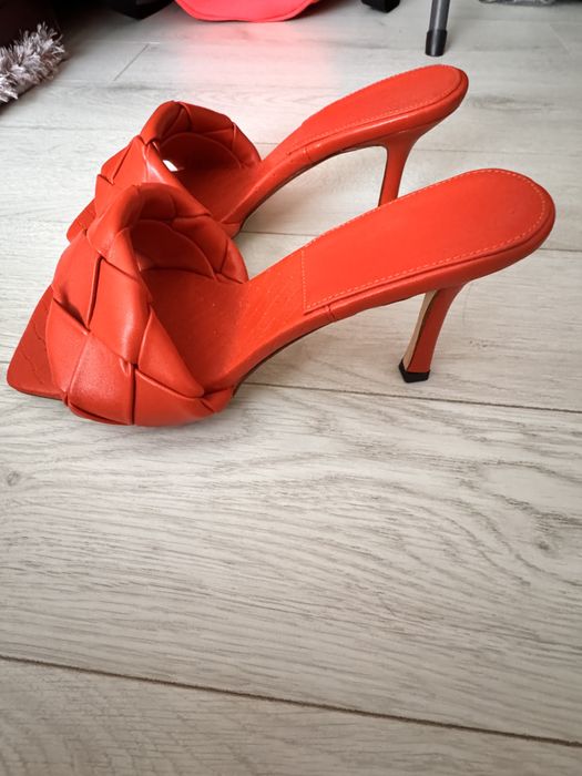 Червени токчета