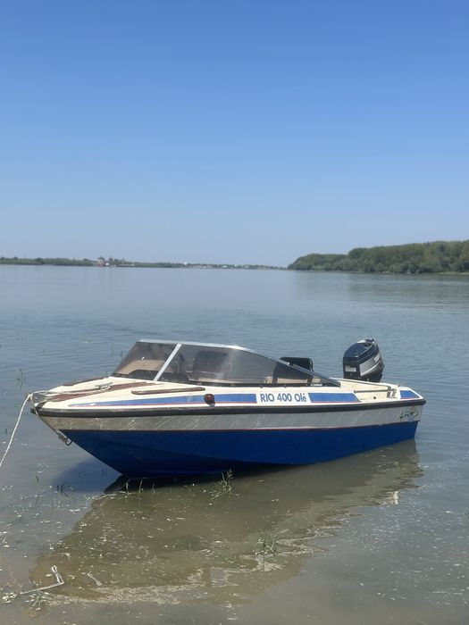 barcă cu motor si peridoc