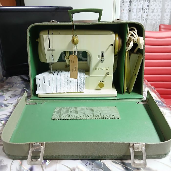 Masina de cusut BERNINA model 700  în totalitate din metal