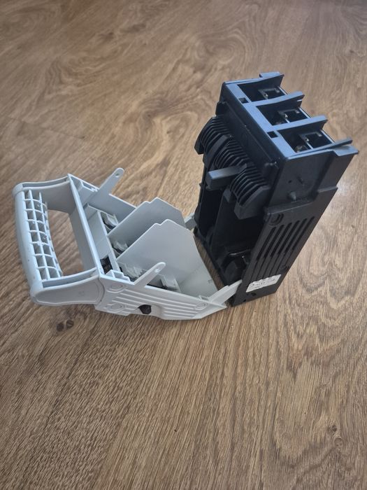 Прекъсвач разединител Apator + 3  бр. Предпазители 100 а