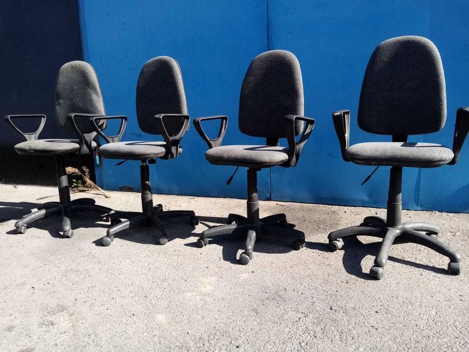 Продам стульчики на колесах