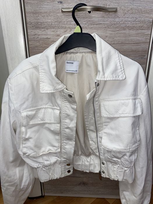 Белая куртка Bershka
