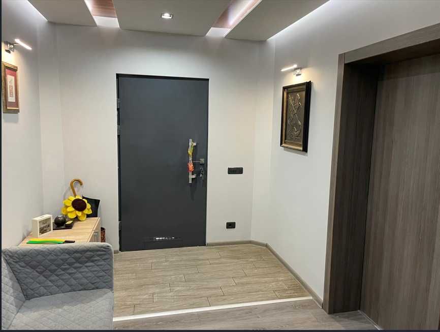 Дава се под наем Тристаен апартамент в Варна, Център - 160 кв.м за 1100 € - Снимка #15