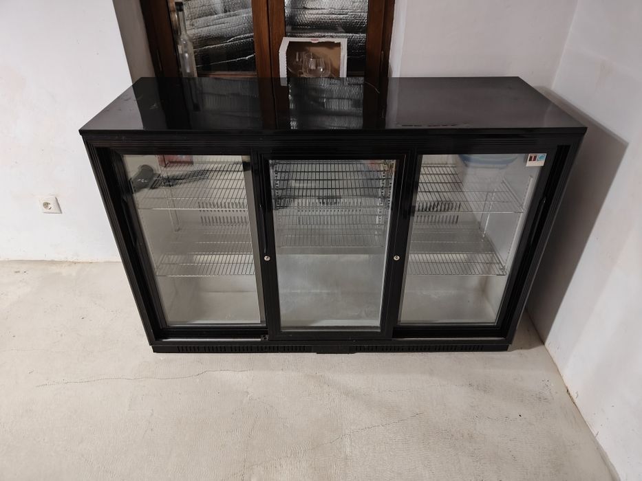Vitrina frigorifica Thermotechnika Crown Cool cu 3 usi glisante
