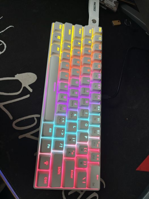 Tastatura gaming 60%  switch uri pink