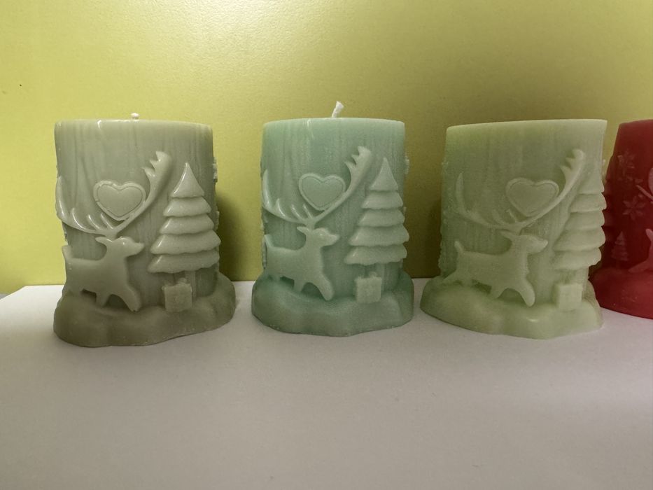 Ръчно правени коледни свещи