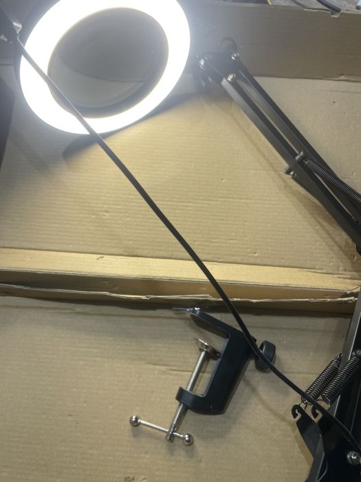 Лампа с увеличителна лупа