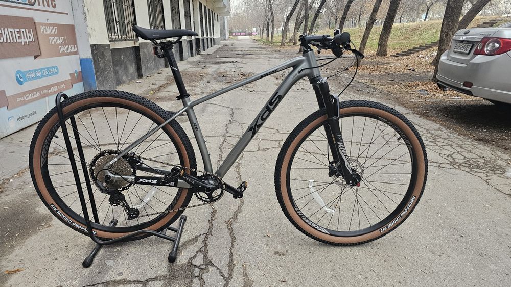 Современный технологичный кросс-кантрийный велосипед на 29"