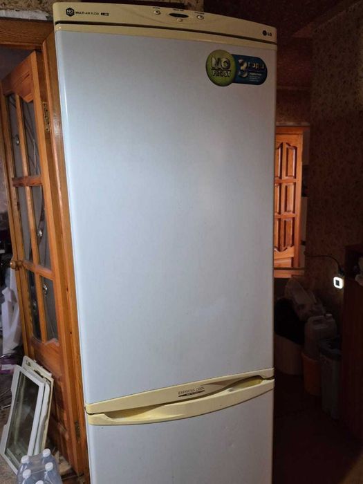 Холодильник LG в рабочем состоянии