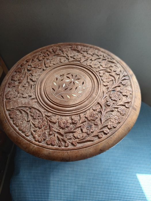Măsuță veche din lemn sculptata, Pliabila 32/28,5 cm, De colectie