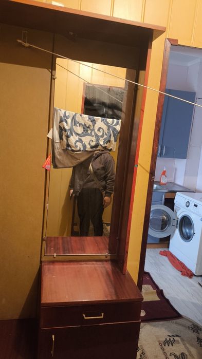 Старая вешалка для одежды