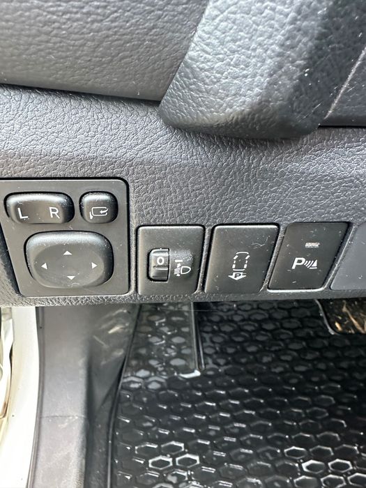 2013 Toyota Auris hibrid, alb perlat, 200000 km Timișoara
