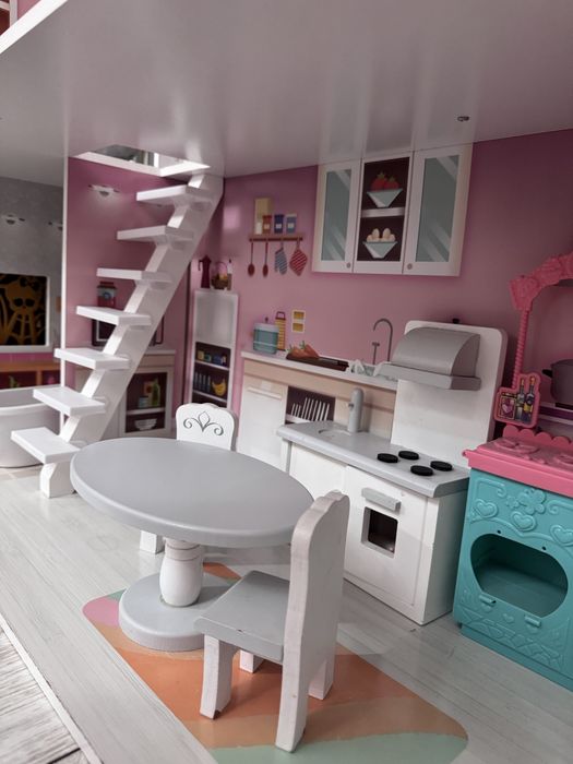 Продам кукольный домик для девочки