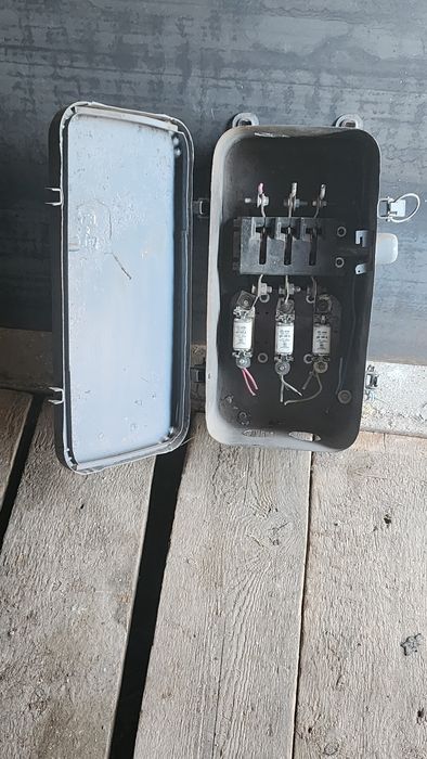 Продаётся 3х фазный щит с рубильником