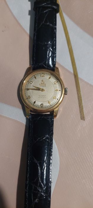 Продавам стар часовник венус