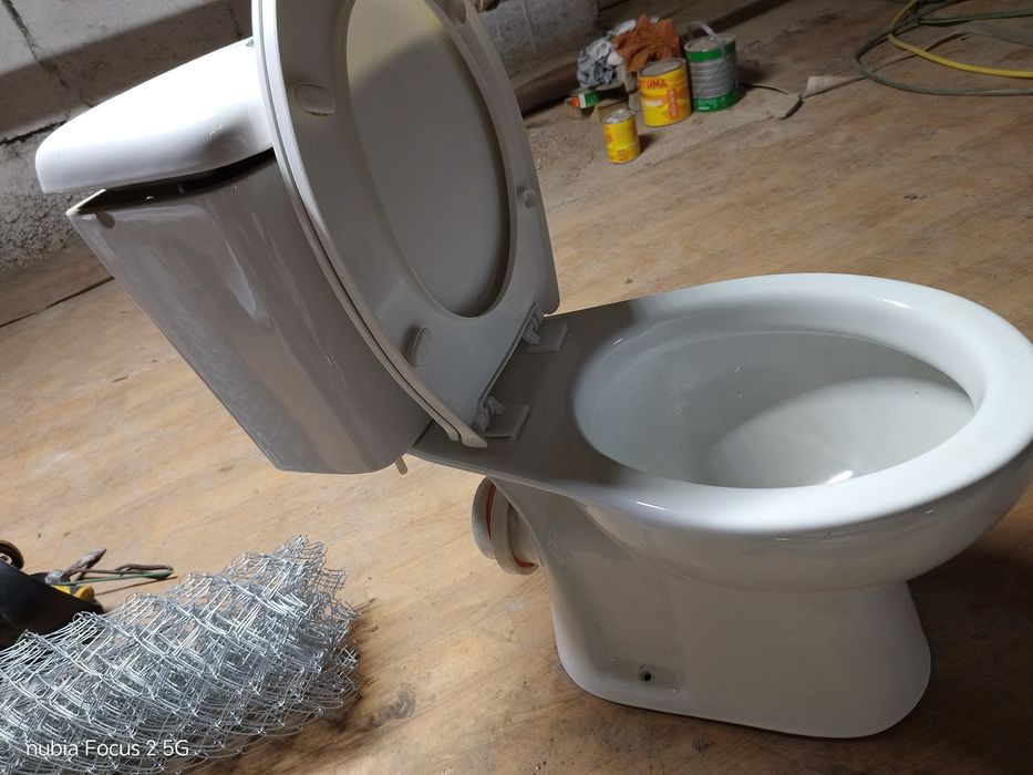 Продам унитаз с бочком