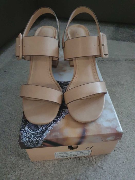 Сандали бежови на ток 37 номер