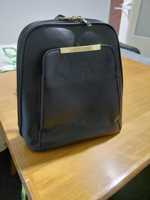 Rucsac & Poșetă 2-în-1 Negru Elegant – Detalii Aurii (Stare Excelentă)