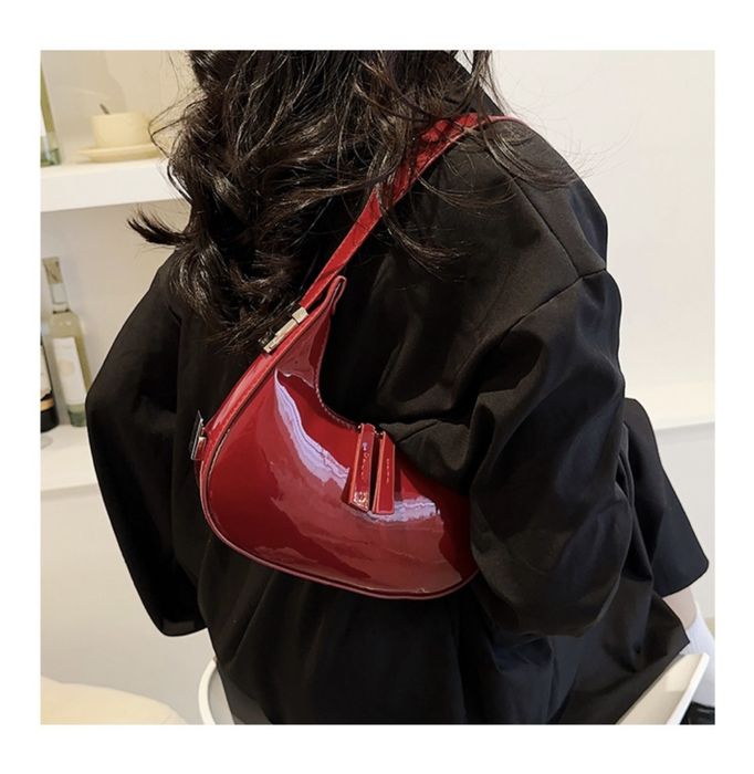 Глянцевая бордовая сумка