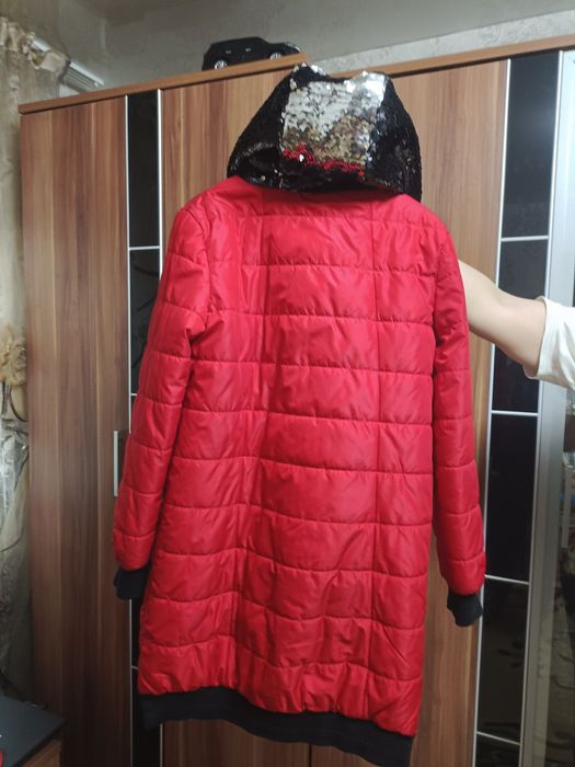 Продам демисезонную куртку для девочки.