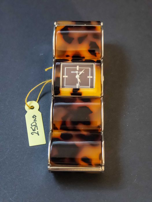 Продавам часовник Michael Kors