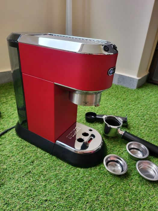 Кафемашина с ръкохватка Делонги DeLonghi Dedica EC685W Черна Червена
