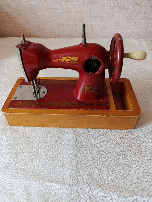 Детская швейная машинка (требуется ремонт)