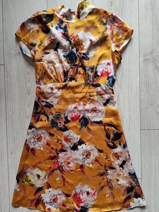 Vând rochie din satin noua
