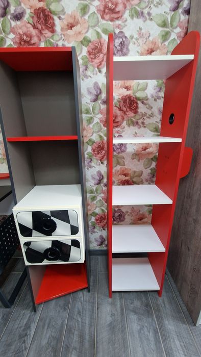 Стеллаж, стол в детскую