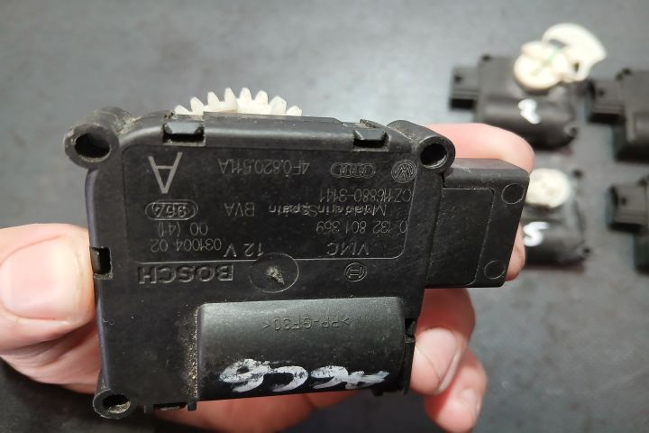 Motoras clapeta aeroterma dreapta 4F0820511A 0132801359 4F0820511A 01