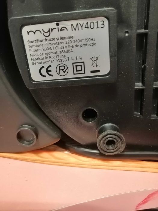 Vând storcator de fructe și legume