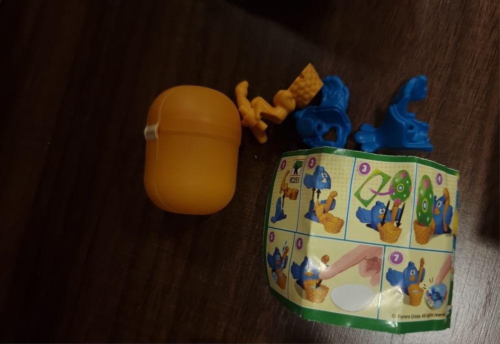 Играчки Kinder Surprise - 1 макси яйце и 6 яйца.