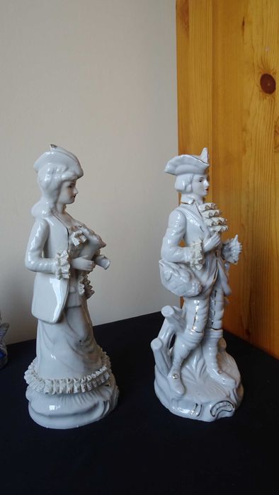 Много големи порцеланови фигури във Викториянски стил, с дантела.