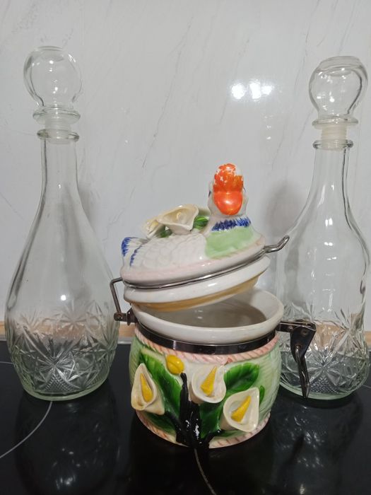 Блюдо.Чайник графины, половник...